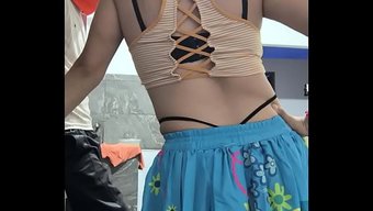 Seksi Etek Gösterisi, Üvey Abinin Koca Aletiyle Tek Başına Mastürbasyon Seansına Dönüşüyor.