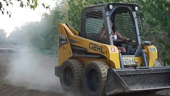 Yaramaz Karı Maya, Irklararası Çift Videosunda Büyük Bir Yarak Tarafından Beceriliyor