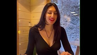 Hoş Amatör Çift, Noel'De Oral Ve Penetratif Oyunlardan Zevk Alıyor