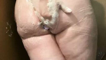 Kıvrımlı Genç Kız Ilk Kez Bir Dildo Ile Anal Zevk Deneyimliyor