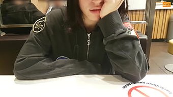 Japon Kız Lovense Lush Ve Telefon Kontrolüyle Halka Açık Bir Şekilde Kendini Tatmin Ediyor