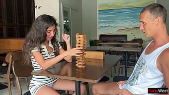 Üvey Kız Kardeş Katty West Jenga'Da Kaybediyor Ve Anal Olarak Beceriliyor
