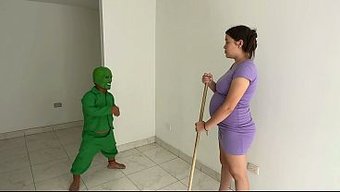 Baba Kostümlü Bir Cüce, Hamile Sarışın Kadını Sertçe Beceriyor.