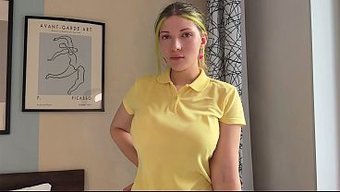 Kurye Kız Çok Seksiydi, Bu Yüzden Işleri Daha Da Ileri Götürmeye Karşı Koyamadım.