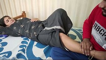 Onu Soymama Izin Veren Desi Karım, Göğüs Öpücükleri Ve Göt Yalama Keyfi Yaşıyor.
