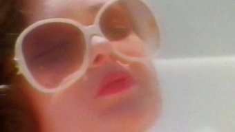 Muhteşem Kıvrımlara Sahip Retro Bebek, Bikini Içinde Tahrik Ediyor