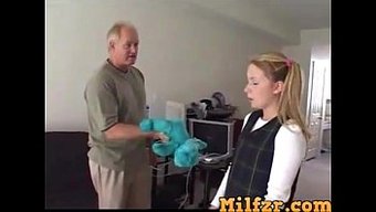 Tatlı Genç Kız Babası Tarafından Yasak Bir Videoda Cezalandırılıyor