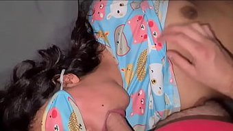 Esmer Üvey Kız Kardeşin Yatakta Sikiştiği Ev Yapımı Bir Video