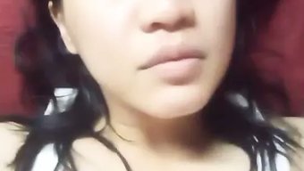 Esmer Amatör Genç Kız, Solo Bir Videoda Meyve Ile Mastürbasyon Yapıyor