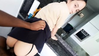 Amatör 18 Yaşındaki Üvey Kız Kardeş, Üvey Babasıyla Kamerada Yaramazlık Yapıyor