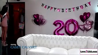 Tıraşlı Amcık Ve Seks Oyuncakları Eylemi Lezbiyen Videoda