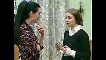 Bir Milf Ve Bir Genç Kızın Yer Aldığı Duygusal Bir Lezbiyen Buluşması