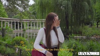 Cfnm Genç Leyla Fiore, Canlı Bir Videoda Yaşlı Bir Adam Tarafından Hükmediliyor