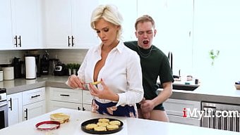Tabu Milf Charli Phoenix, Üvey Kızını Aldatıyor