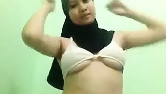 Hintli Bir Kızın Duygusal Striptiz Gösterisini Izleyin