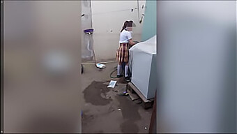 Üvey Baba, Üniversiteli Üvey Kızının Iç Çamaşırıyla Samimi Anlarına Rastlıyor