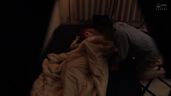 Amatör Çift, Ince Bir Esmerle Cuckolding Ve Blowjob Yapıyor