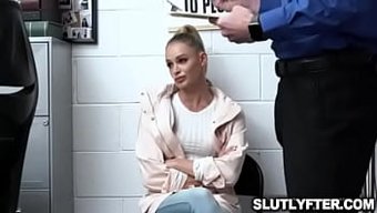 Sarışın Kadın Açık Bir Videoda Yatıyor