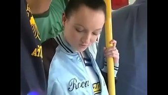 Jenny Anderson, Otobüste El Yordamıyla Tutulan Ve Ardından Iki Adamla Üçlü Yapan Bir Amigo Kızdır.