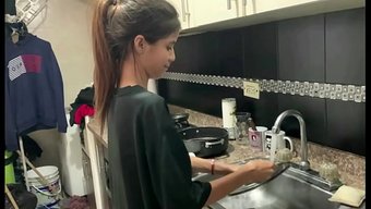Büyük Doğal Memeli Ateşli Üvey Kız Kardeşim Beni Çıldırtıyor.