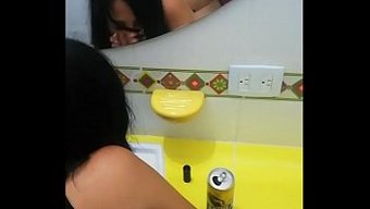 Amatör Genç Kız Gerçeklik Porno Videosunda Sikişiyor