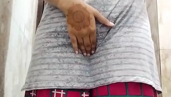 Bhabhi Elini Hizmetçiye Verdi Ve Bir Sürü Meyve Suyu Aldı.