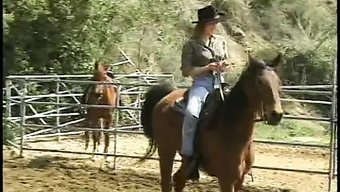 Genç Cowgirl Sıcak Bir Video Içinde Amını Siktiriyor