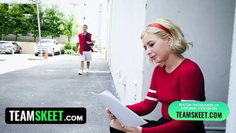 Amerikalı Bebek Minxx Marley, Amına Sıcak Bir Creampie Alıyor