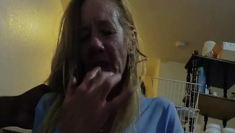 Yaşlı Beyaz Kadın Amatör Bir Videoda Çikolata Yarrağından Zevk Alıyor