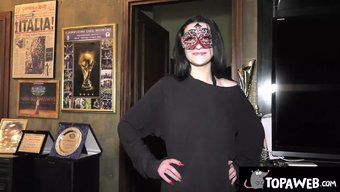 Sıkı Italyan Öğrenci Vahşi Yurt Partisinin Tadını Çıkarıyor